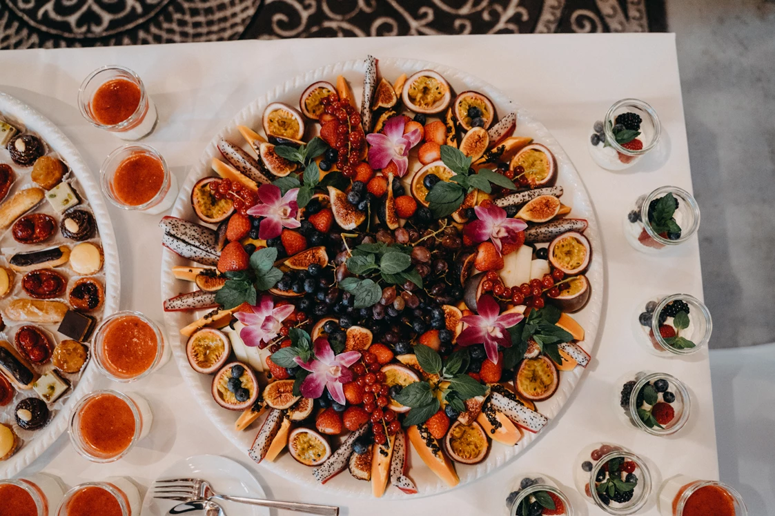 Hochzeit: Hochzeitstorte und zahlreiche andere Leckereien die das Kuchenbuffet abrunden. - Havelschloss Zehdenick