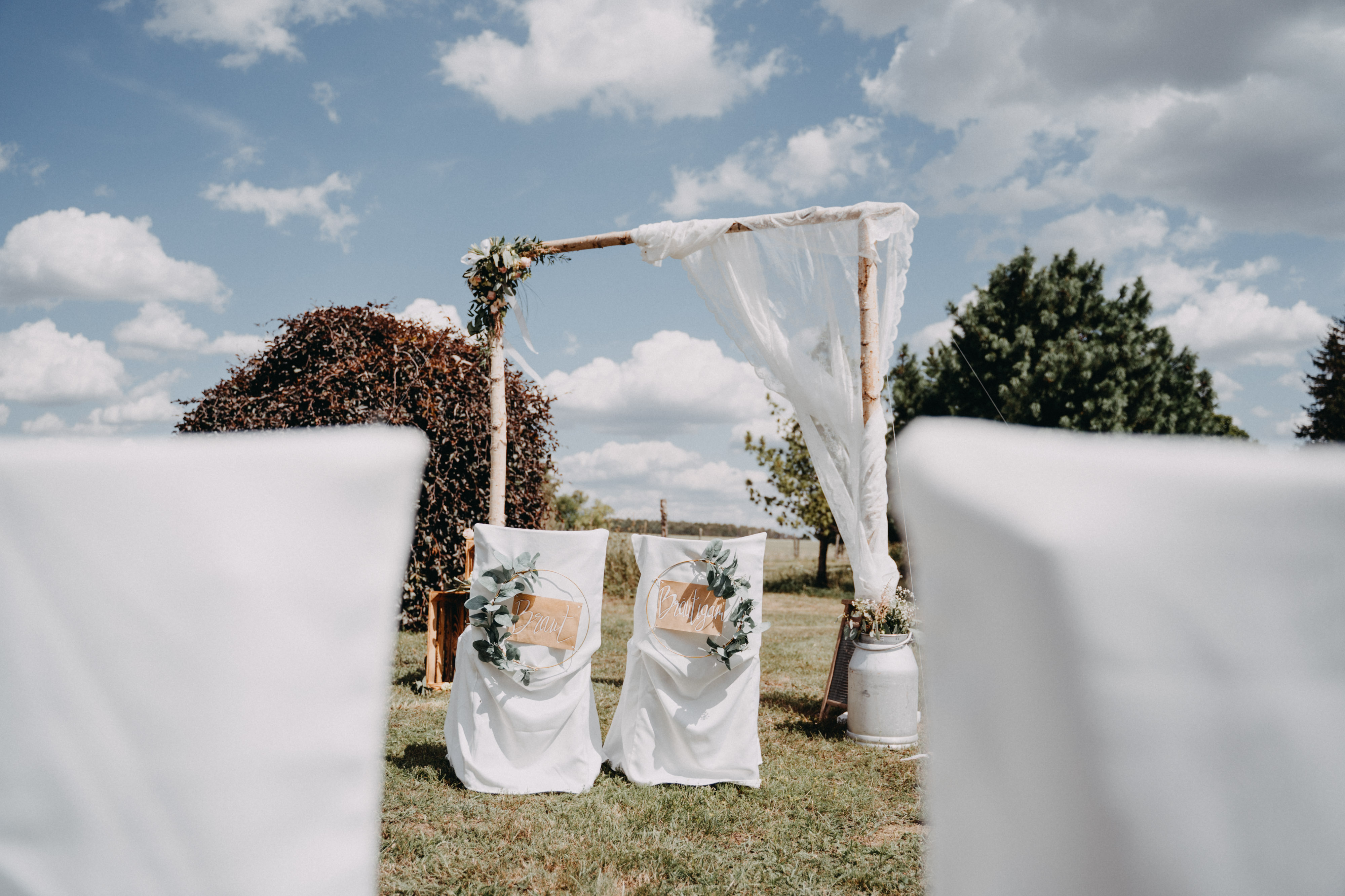 Hochzeit: Eine Trauung unter freiem Himmel im Landhaus Alte Schmiede in Brandenburg. - Landhaus Alte Schmiede