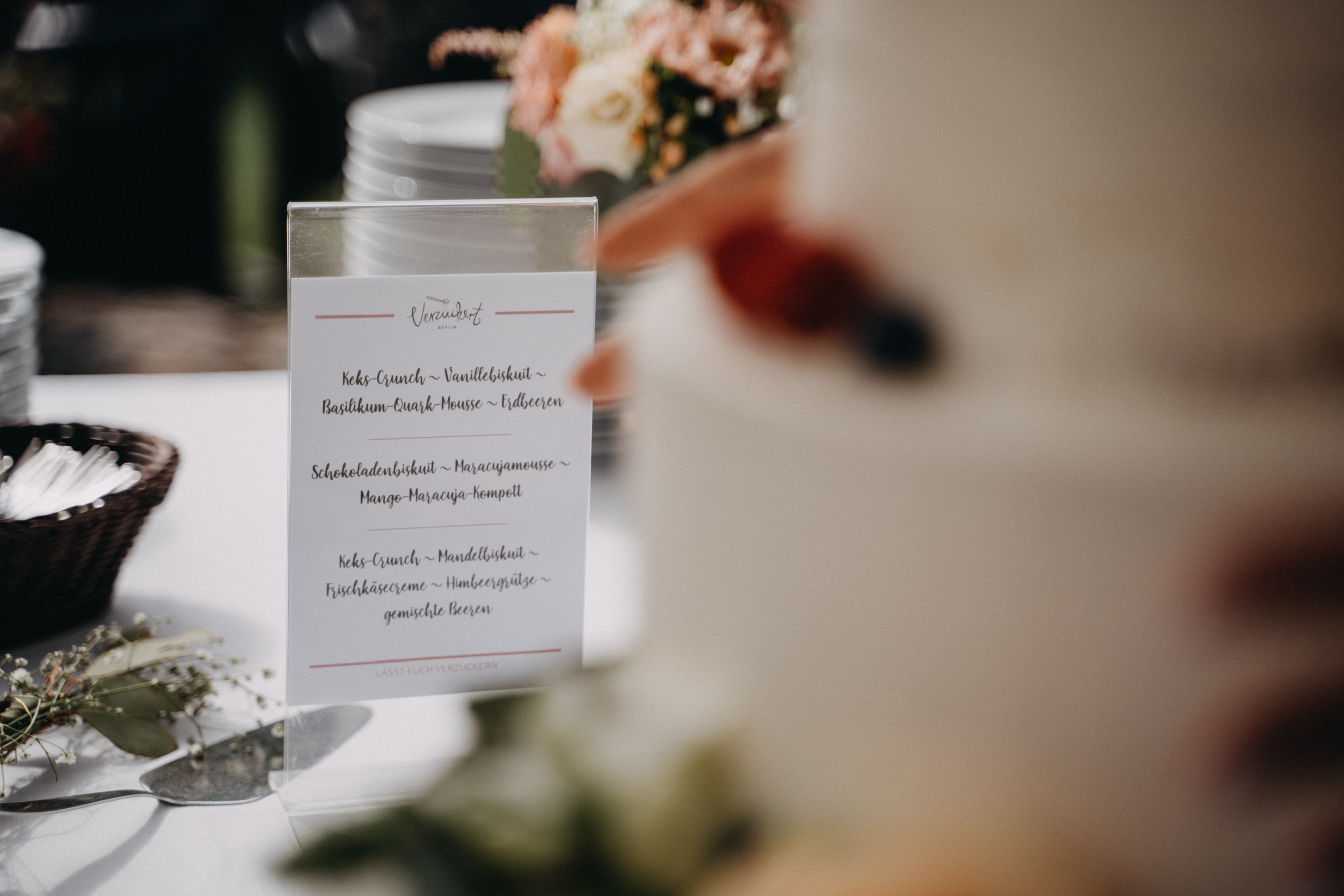 Hochzeit: Keks-Crunch, Vaniellebiskuit, Basilikum-Quark-Mousse, Erdbeeren, Schokoladenbiskuit, Maracujamousse, Mango-Maracuja-Kompott und mehr für eure Hochzeitsfeier. - Landhaus Alte Schmiede