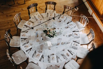 Hochzeit: Ein stilvoll gedeckter Tisch in der Scheune der Alten Schmiede in Brandenburg. - Landhaus Alte Schmiede