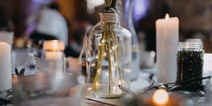 Hochzeit - Werneuchen - Eine festlich gedeckte Hochzeitstafel im Landhof Liepe. - Landhof Liepe