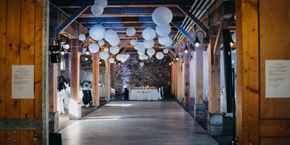 Hochzeit - Werneuchen - Die festlich geschmückte Hochzeitsscheune des Landhof Liepe in Brandenburg. - Landhof Liepe