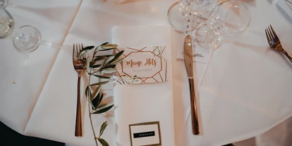 Hochzeit - Werneuchen - Eine festlich gedeckte Hochzeitstafel im Landhof Liepe. - Landhof Liepe