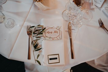 Hochzeit: Eine festlich gedeckte Hochzeitstafel im Landhof Liepe. - Landhof Liepe