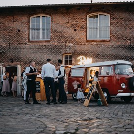 Hochzeit: Ein mobile Fotobox im Eingangsbereich des Landhof Liepe. - Landhof Liepe