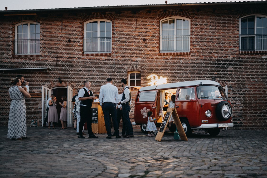Hochzeit: Ein mobile Fotobox im Eingangsbereich des Landhof Liepe. - Landhof Liepe