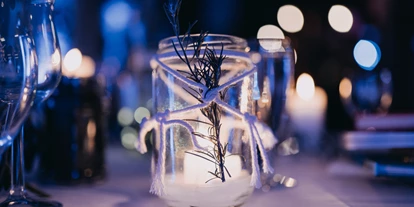 Hochzeit - Werneuchen - Eine festlich gedeckte Hochzeitstafel im Landhof Liepe. - Landhof Liepe