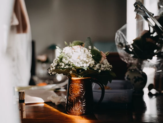Hochzeit: Kleine Aufmerksamkeiten schmücken die Location wo man hinsieht. - Schloss Blankensee