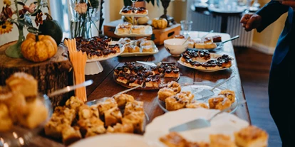 Mariage - Nuthe-Urstromtal - Ein Kuchenbuffet im großen Festsaal des Schloss Blankensee. - Schloss Blankensee