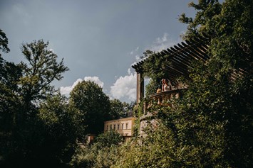 Hochzeit: Der Schlosspark und die Schlossanlage bieten zahlreiche geheimnisvolle Plätze für unvergessliche Hochzeitsfotos. - Schloss Steinhöfel