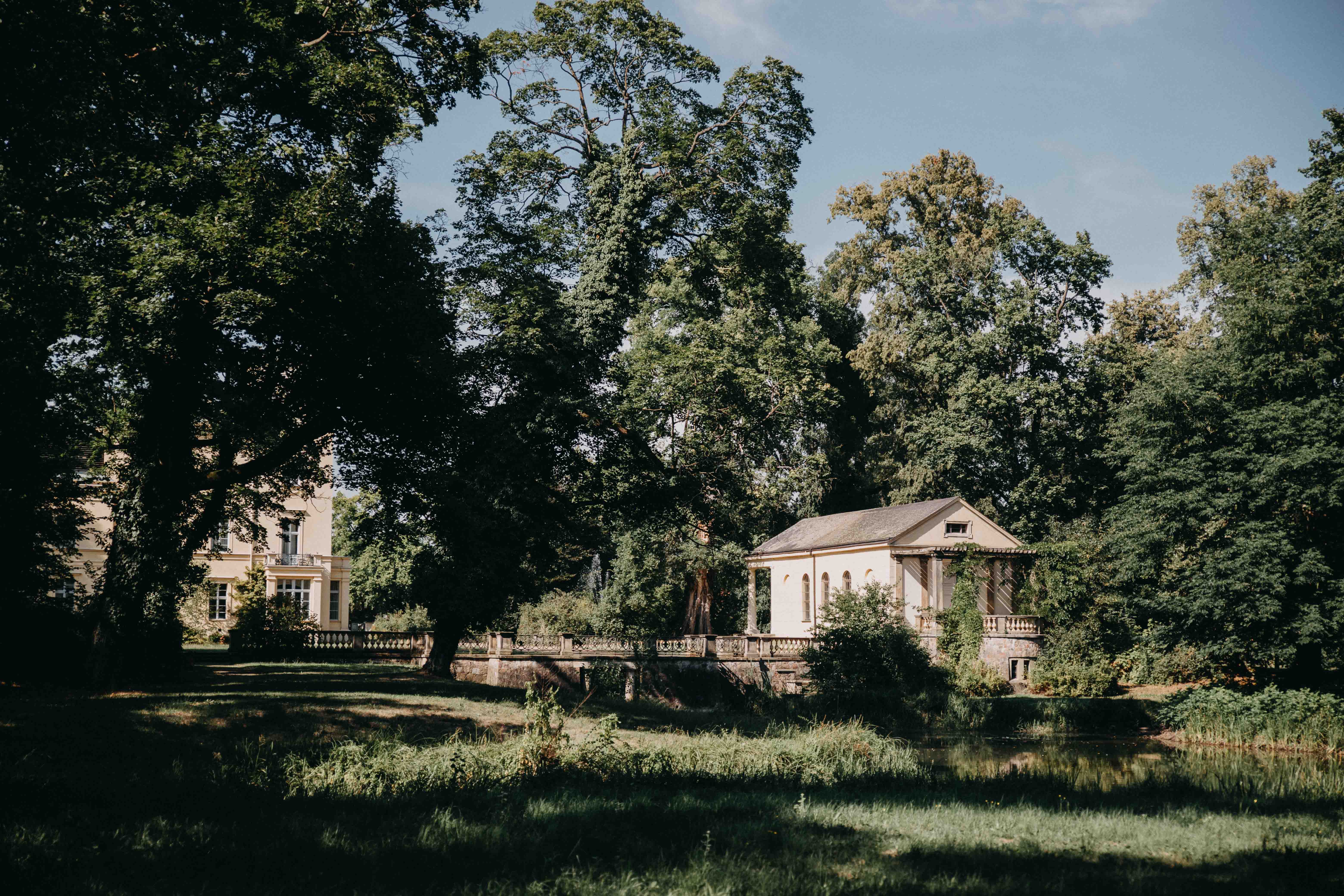 Hochzeit: Die Bibliothek im Schlosspark von Schloss Steinhöfel. - Schloss Steinhöfel