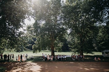 Hochzeit: Eine Trauung unter den jahrhunderte alten Platanen im Schlosspark. - Schloss Steinhöfel