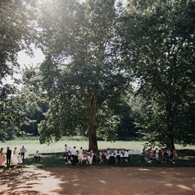 Hochzeit: Eine Trauung unter den jahrhunderte alten Platanen im Schlosspark. - Schloss Steinhöfel