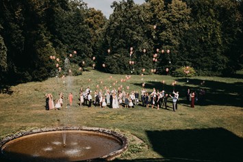 Hochzeit: Eine Hochzeitsgesellschaft im Schloss Steinhöfel. - Schloss Steinhöfel