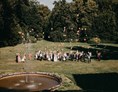 Hochzeit: Eine Hochzeitsgesellschaft im Schloss Steinhöfel. - Schloss Steinhöfel