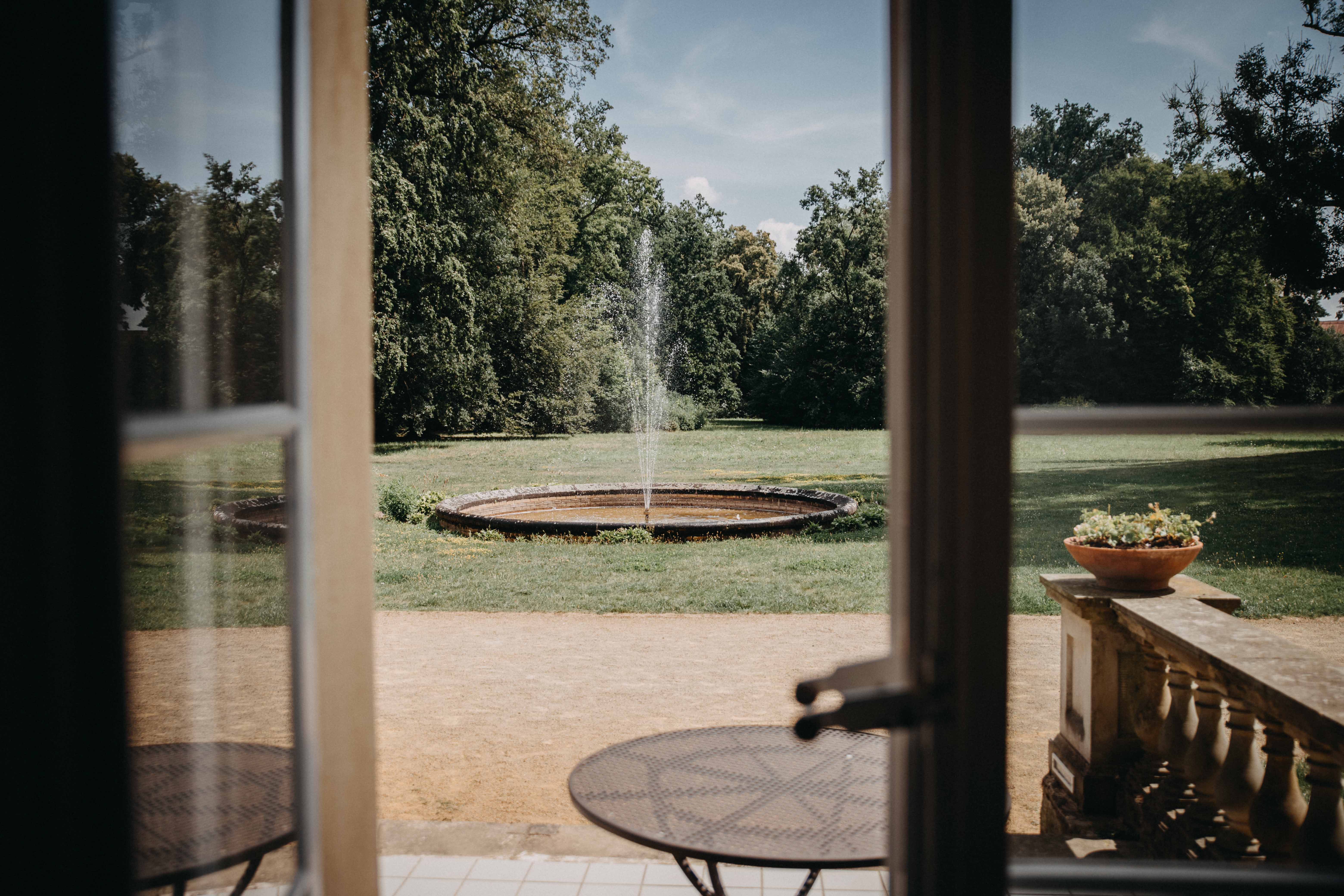 Hochzeit: Der Blick auf den riesigen Schlosspark des Schloss Steinhöfel. - Schloss Steinhöfel