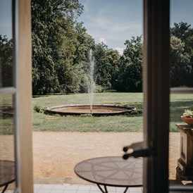 Hochzeit: Der Blick auf den riesigen Schlosspark des Schloss Steinhöfel. - Schloss Steinhöfel