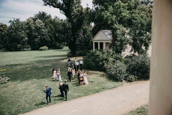 Hochzeit: Die Hochzeitsgesellschaft auf dem Weg zur Bibliothek. - Schloss Steinhöfel