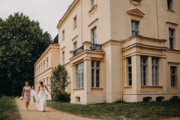 Hochzeit: Die Braut auf dem Weg zur Trauung im Schlossgarten. - Schloss Steinhöfel