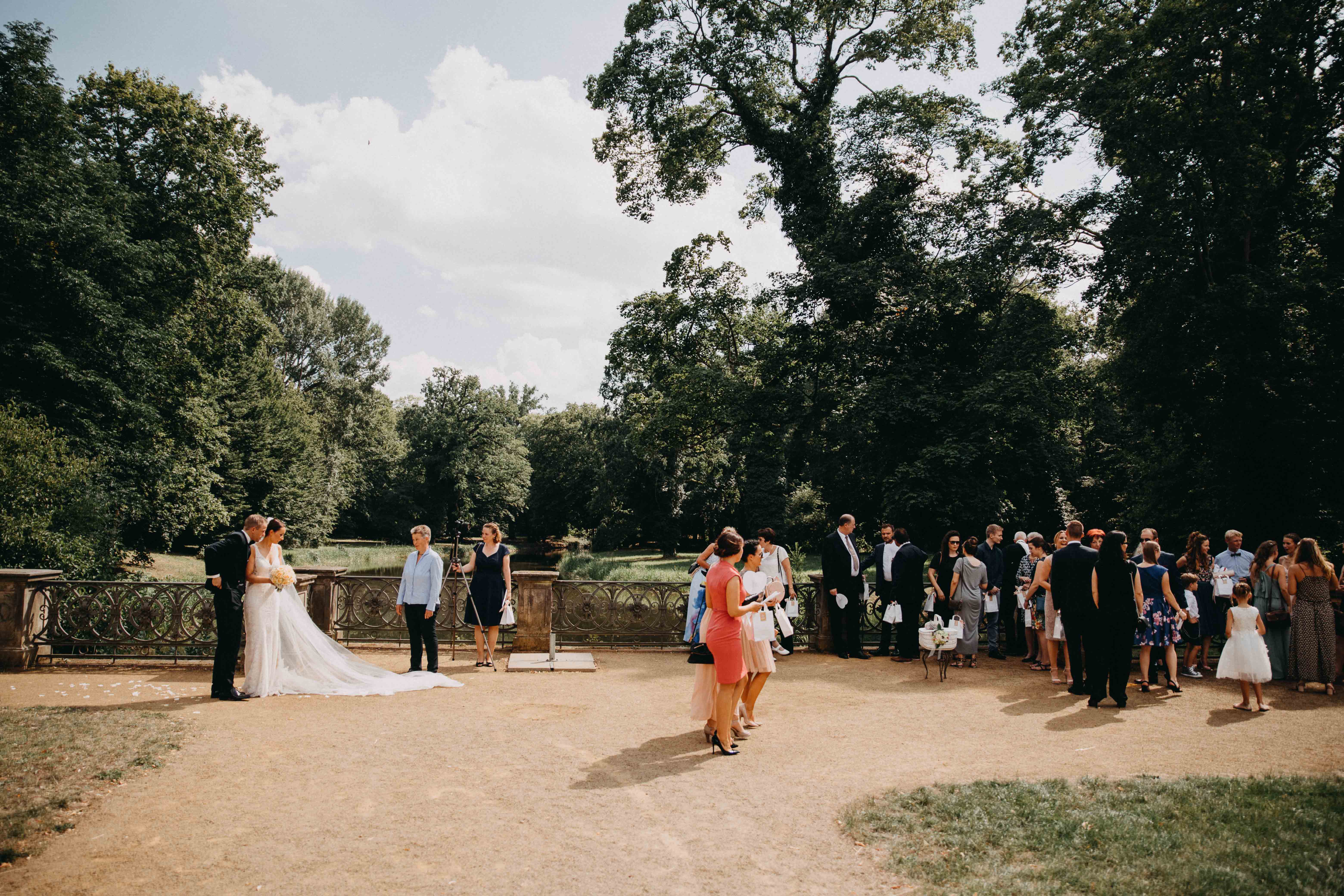 Hochzeit: Eine Hochzeitsgesellschaft im Schlosspark des Schloss Steinhöfel. - Schloss Steinhöfel