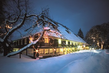 Hochzeit: Das Schwarzwaldhaus des Parkhotel Adler im Winter: eine besonders stimmungsvolle Location - Parkhotel Adler, Hochschwarzwald Hotelbetriebs GmbH