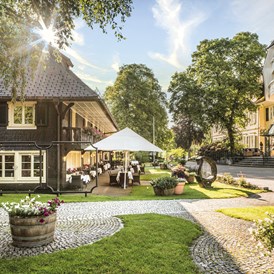 Hochzeit: Zwei von fünf Gebäuden auf dem Anwesen: Haupthaus aus dem 19. Jahrhundert und Schwarzwaldhaus von 1639 - Parkhotel Adler, Hochschwarzwald Hotelbetriebs GmbH
