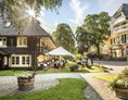 Hochzeit: Zwei von fünf Gebäuden auf dem Anwesen: Haupthaus aus dem 19. Jahrhundert und Schwarzwaldhaus von 1639 - Parkhotel Adler, Hochschwarzwald Hotelbetriebs GmbH