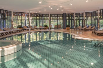 Hochzeit: Wellnesspavillon Innenpool mit Blick zum Hotelpark
 - Parkhotel Adler, Hochschwarzwald Hotelbetriebs GmbH