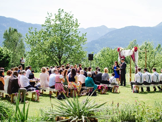 Hochzeit: Gemütliche Bänke laden zur Hochzeit unter Freiem Himmel. - Schloss Wasserleonburg