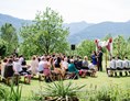 Hochzeit: Gemütliche Bänke laden zur Hochzeit unter Freiem Himmel. - Schloss Wasserleonburg