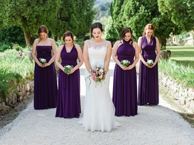 Hochzeit: Braut und Brautjungfern in der Einfahrt des Schloss Wasserleonburg. - Schloss Wasserleonburg