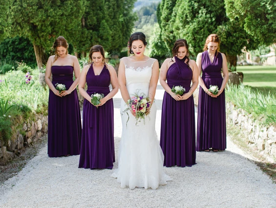 Hochzeit: Braut und Brautjungfern in der Einfahrt des Schloss Wasserleonburg. - Schloss Wasserleonburg