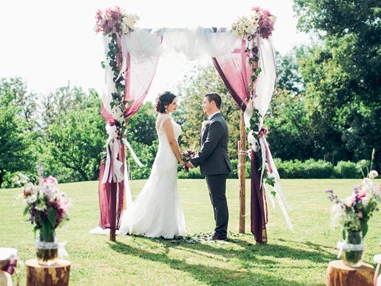Hochzeit: Eine Trauung im Freien. - Schloss Wasserleonburg