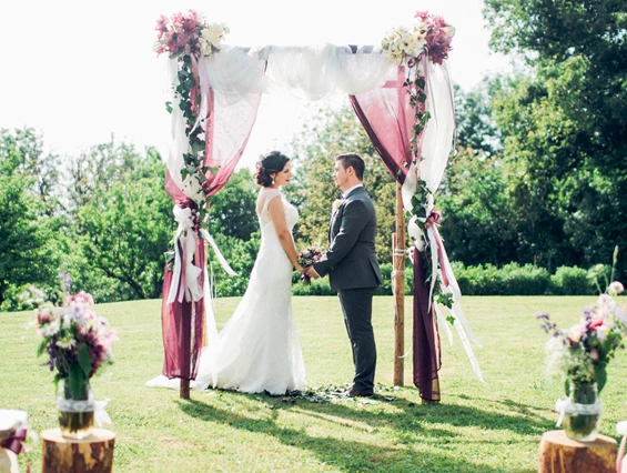 Hochzeit: Eine Trauung im Freien. - Schloss Wasserleonburg