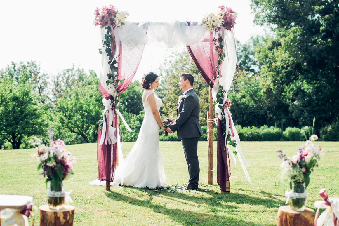 Hochzeit: Eine Trauung im Freien. - Schloss Wasserleonburg