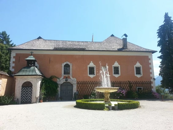 Hochzeit: Der Schlosspark kann für Aktivitäten wie Aperitiv, Empfänge oder die standesamtliche Trauung genutzt werden. Sclhossvorhof mit Springbrunnen, Park und Teich verkörpern eine gepflegte Naturlandschaft in herrlicher Abgeschiedenheit. - Schloss Wasserleonburg