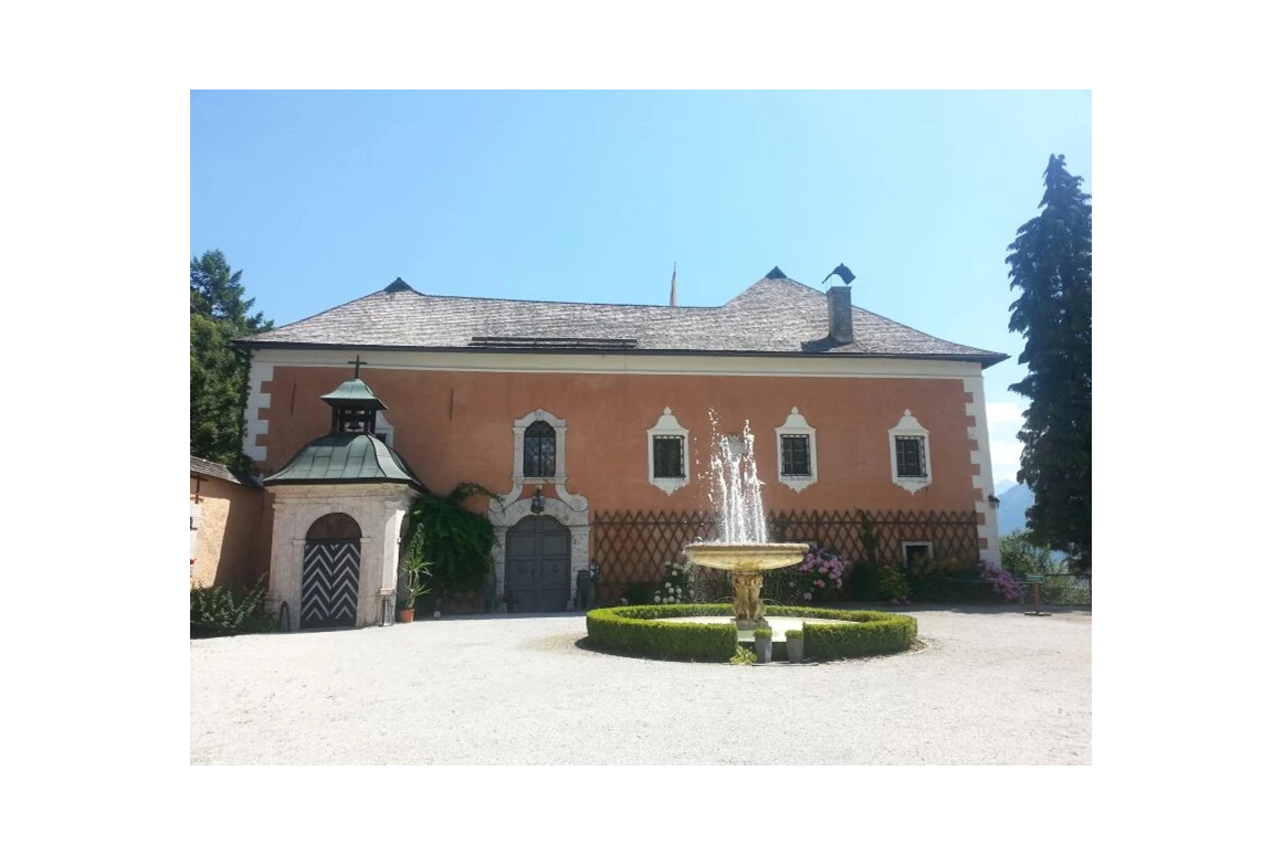 Hochzeit: Der Schlosspark kann für Aktivitäten wie Aperitiv, Empfänge oder die standesamtliche Trauung genutzt werden. Sclhossvorhof mit Springbrunnen, Park und Teich verkörpern eine gepflegte Naturlandschaft in herrlicher Abgeschiedenheit. - Schloss Wasserleonburg