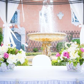 Hochzeit: Standeamtliche Trauung vor dem Springbrunnen - Schloss Wasserleonburg