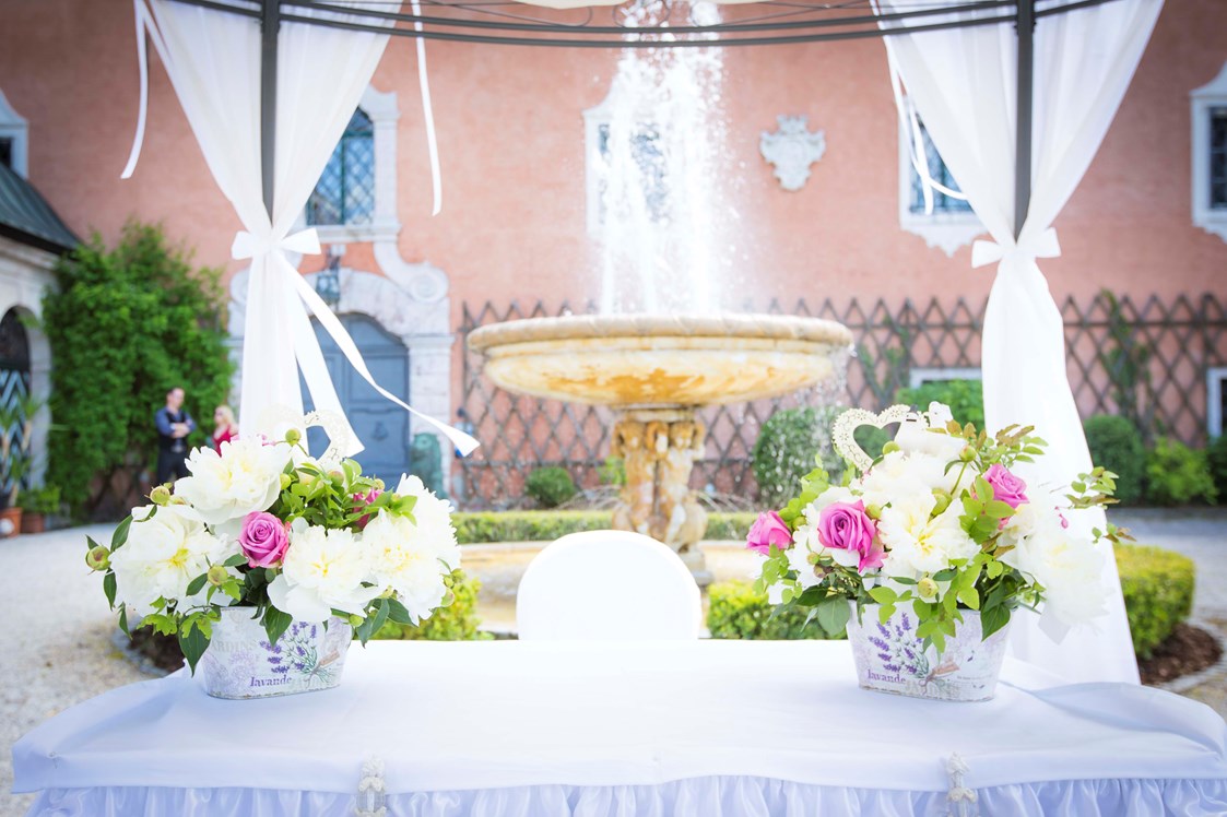 Hochzeit: Standeamtliche Trauung vor dem Springbrunnen - Schloss Wasserleonburg