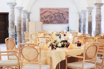 Hochzeit: Unser Anna-Neumann-Saal (ca. 150 m²) ist mit Marmorboden, Marmorsäulen und Kreuzgewölbe ausgestattet. Ein idealer Ort, um schöne und romantische Feiern zu erleben.  - Schloss Wasserleonburg