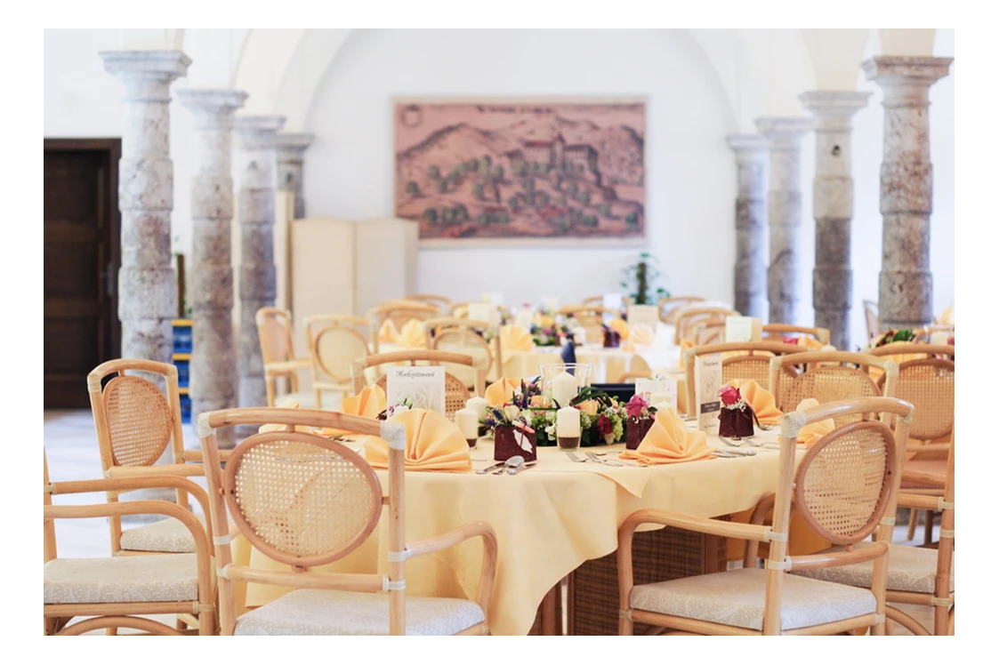 Hochzeit: Unser Anna-Neumann-Saal (ca. 150 m²) ist mit Marmorboden, Marmorsäulen und Kreuzgewölbe ausgestattet. Ein idealer Ort, um schöne und romantische Feiern zu erleben.  - Schloss Wasserleonburg