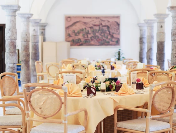 Hochzeit: Unser Anna-Neumann-Saal (ca. 150 m²) ist mit Marmorboden, Marmorsäulen und Kreuzgewölbe ausgestattet. Ein idealer Ort, um schöne und romantische Feiern zu erleben.  - Schloss Wasserleonburg