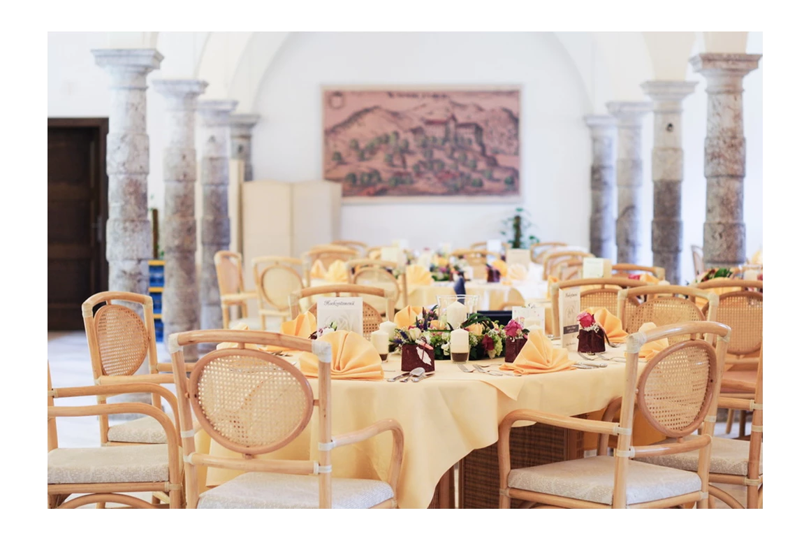 Hochzeit: Unser Anna-Neumann-Saal (ca. 150 m²) ist mit Marmorboden, Marmorsäulen und Kreuzgewölbe ausgestattet. Ein idealer Ort, um schöne und romantische Feiern zu erleben.  - Schloss Wasserleonburg
