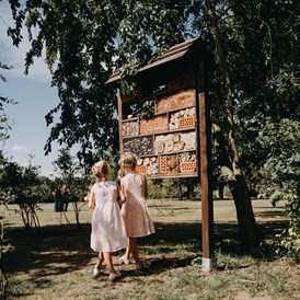 Hochzeit: Der Garten des Spreewaldresort Seinerzeit bietet Erholung und Zeit zum Relaxen für jedes Alter. - Spreewaldresort Seinerzeit