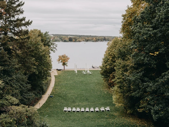 Hochzeitslocation: Die Hochzeitslocation Blumenfisch liegt direkt am Wannsee in Berlin. - Gästehaus Blumenfisch am Großen Wannsee