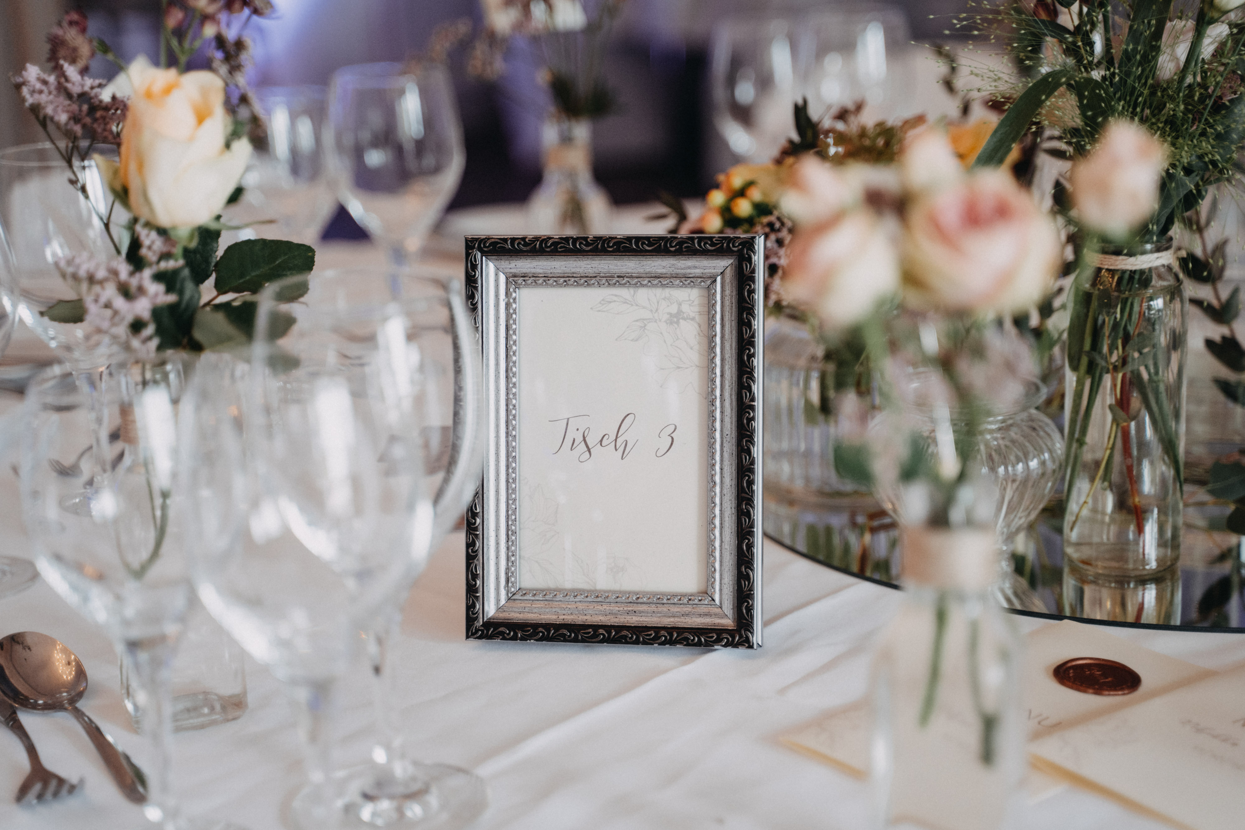 Mariage - Berlin - Eine festlich gedeckte Tafel im Gästehaus Blumenfisch in Berlin. - Gästehaus Blumenfisch am Großen Wannsee