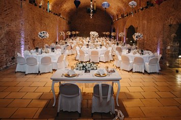 Hochzeit: Der große Hochzeitsfestsaal der Zitadelle Spandau mit Rundtischen. - Zitadelle Spandau
