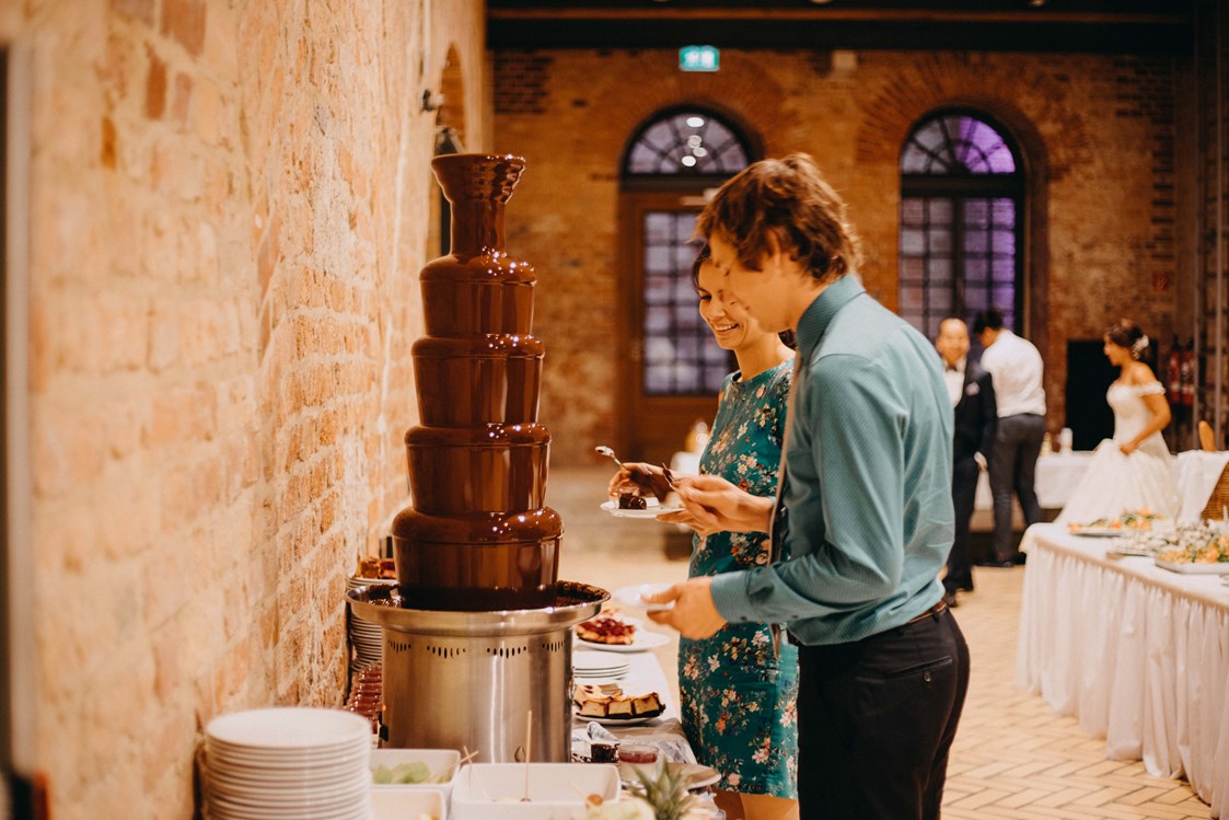 Hochzeit: Hochzeitstorte, Schokobrunnen, diverse Kuchen und Obst runden den Abend kulinarisch ab. - Zitadelle Spandau