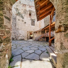 Hochzeit: Der Eingang in die Burg und direkt in den natürlichen Innenhof. - Alte Burg Gmünd