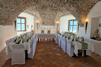 Hochzeit: Der Rittersaal mit seinen steinernen Gewölbe lässt die Herzen höher schlagen. - Alte Burg Gmünd